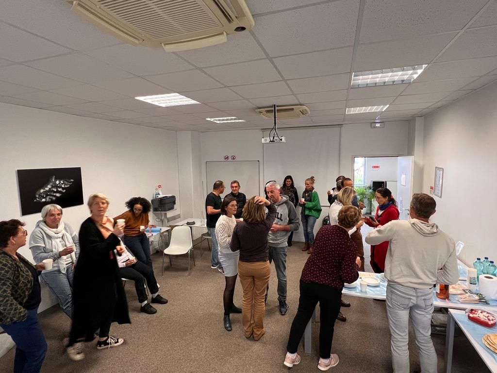 Rencontres et échanges entre adhérents de l'Association des Praticiens en Biokinergie lors d'un événement de l'association.
