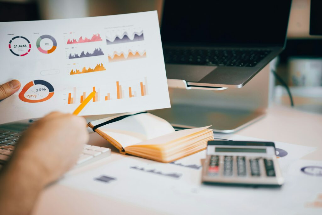 Illustration représentant l'analyse statistique et les résultats d'une étude clinique.